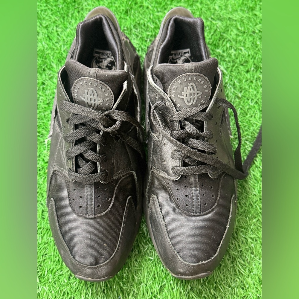 Nike Air Huarache
Triple Black (2021) Size 11